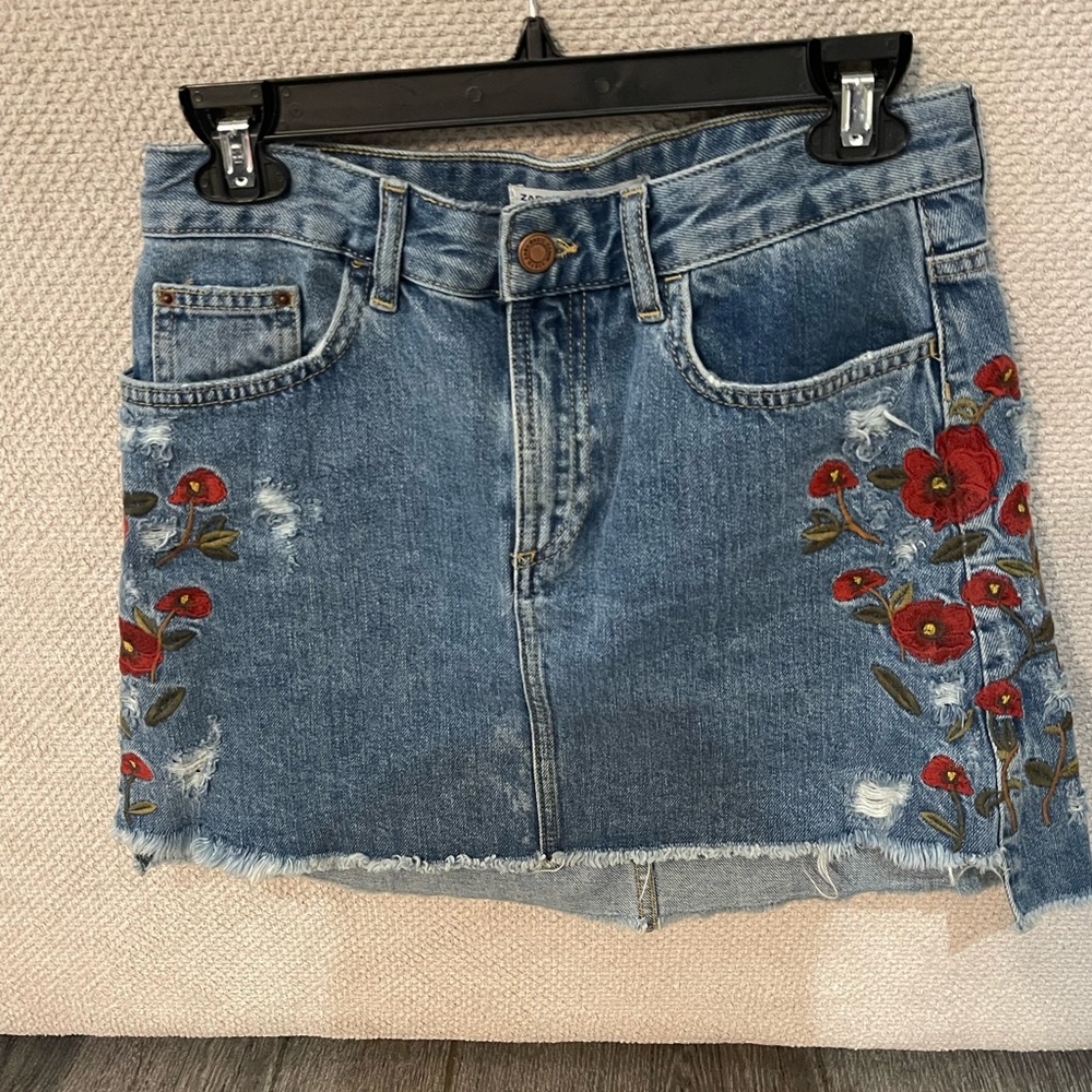 Zara embroidered floral denim skirt size Small